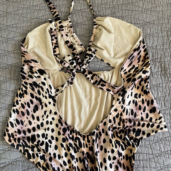 NWT Good American Ruched Halter One-Piece Swimsuit Cheetah Rose Print Size 8 5X - Picture 5 of 7